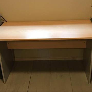 Bureau groot en stevig beschikbaar voor biedingen