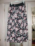 Zwarte dames rok met grote bloemen, Kleding | Dames, Rokken, Ophalen of Verzenden, Zo goed als nieuw, Maat 38/40 (M), Onder de knie