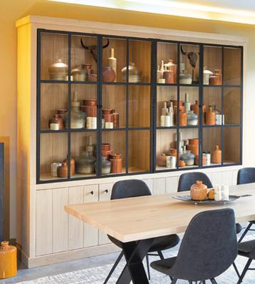 Vitrinekast beschikbaar voor biedingen