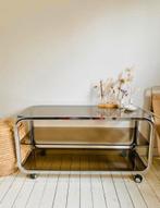 Vintage salontafel op wieltjes met fumé glas, Huis en Inrichting, Tafels | Salontafels, Ophalen, Zo goed als nieuw, Glas, Prima vintage staat