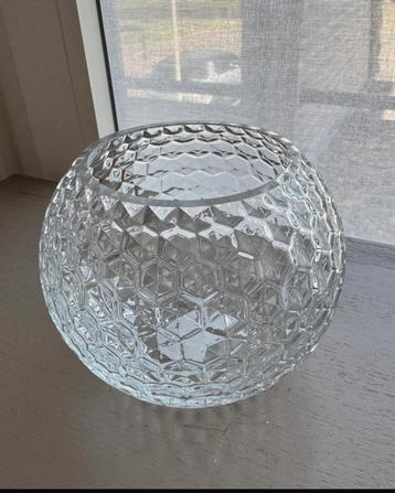Rond vaasje in geslepen glas beschikbaar voor biedingen