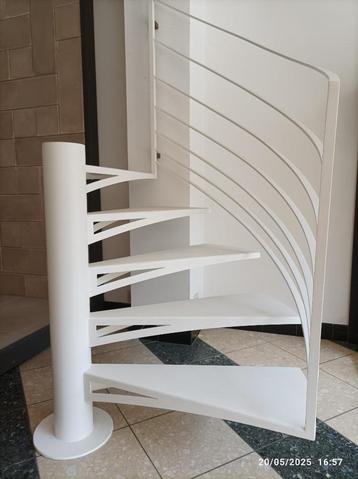 METALEN WENTELTRAP beschikbaar voor biedingen