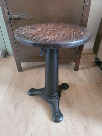 Ancien tabouret Singer des années 30 disponible aux enchères