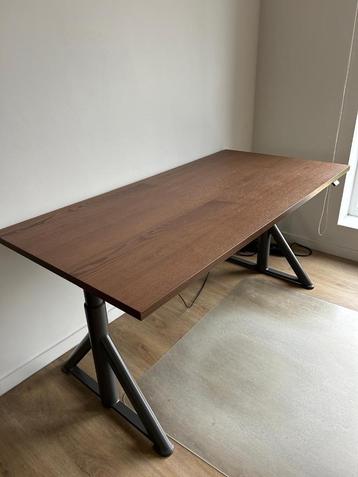 Ikea IDÅSEN Bureau zit/sta, bruin/donkergrijs, 160x80 cm