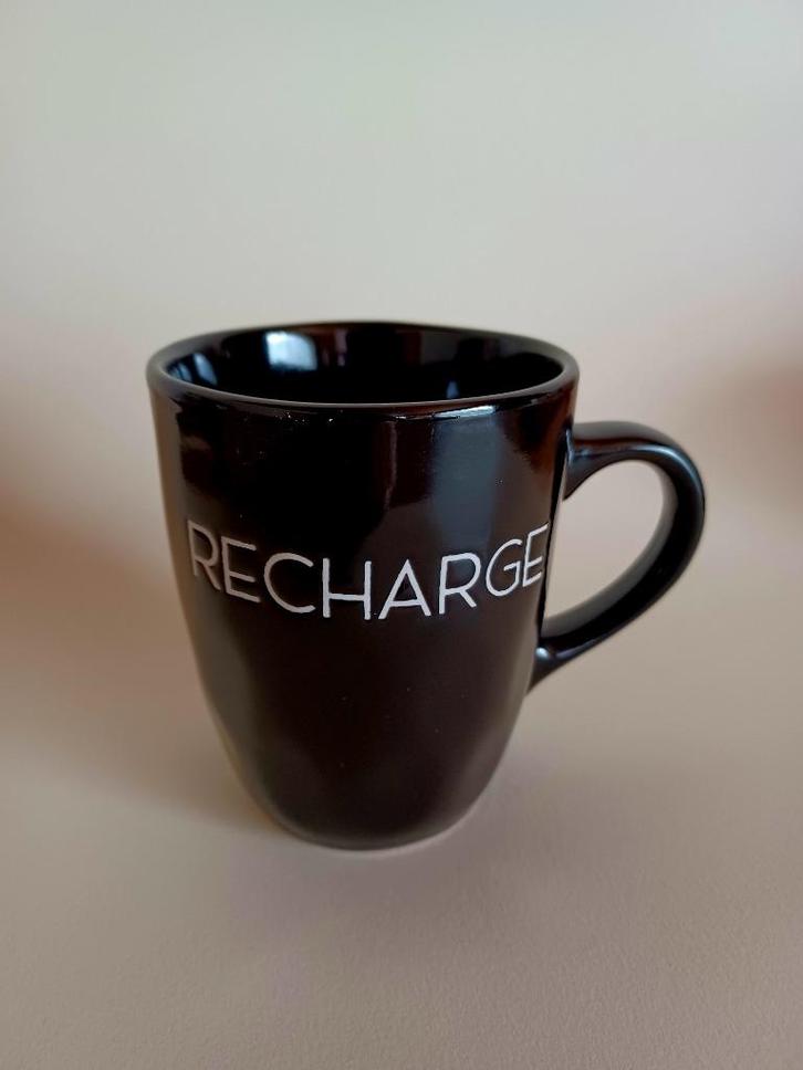 NIEUW - Mok/Tas - Recharge, Huis en Inrichting, Keuken | Servies, Nieuw, Kop(pen) en/of Schotel(s), Keramiek, Ophalen of Verzenden
