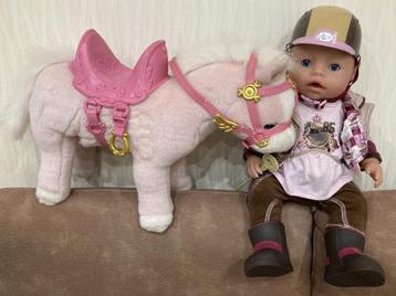 SOFT Baby Born pop met ruiterpak en lopend paard beschikbaar voor biedingen