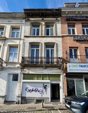 Eengezinswoning met commerciële ruimte  beschikbaar voor biedingen