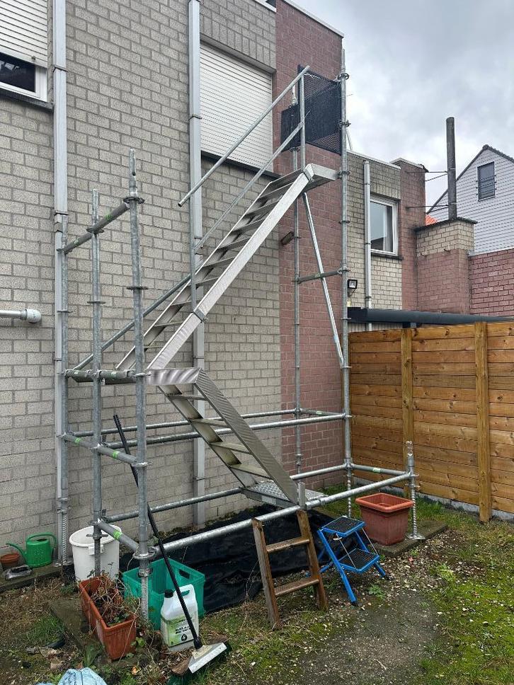 Metalen buitentrap, Doe-het-zelf en Bouw, Ladders en Trappen, Zo goed als nieuw, Trap, 2 tot 4 meter, Ophalen