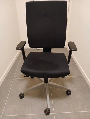 Ergonomische bureaustoel beschikbaar voor biedingen