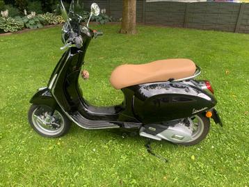Zeer mooie vespa Primavera zo goed als nieuw beschikbaar voor biedingen