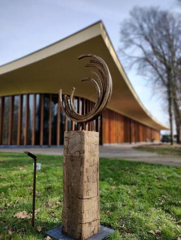 IJzeren kunstwerk op hardhouten sokkel, Tuin en Terras, Tuinbeelden, Ophalen of Verzenden, Nieuw, Metaal, Abstract beeld