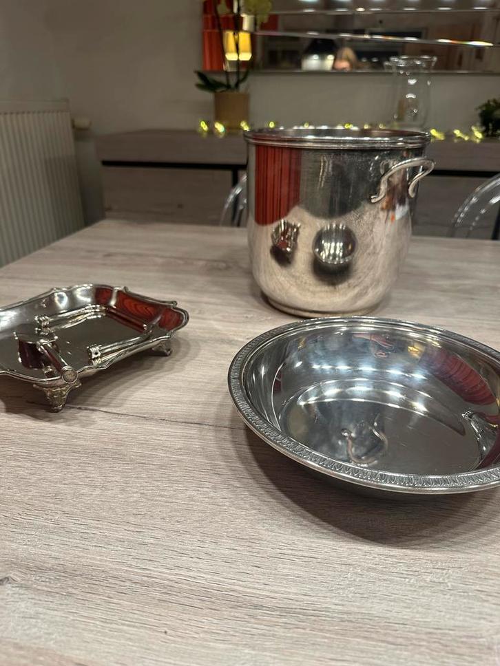 Elegante bekerset van zilverkleurig metaal en Cristofle, Antiek en Kunst, Antiek | Servies los, Ophalen