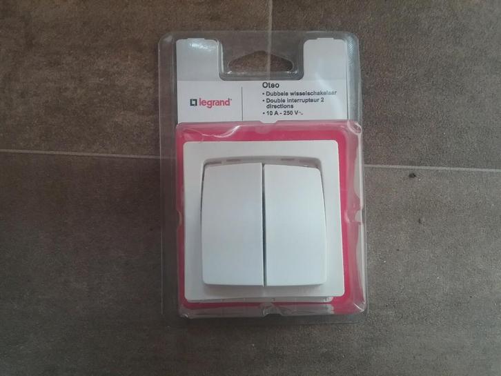 dubbele wisselschakelaar Legrand 10 amp. Nieuw., Doe-het-zelf en Bouw, Elektriciteit en Kabels, Nieuw, Ophalen