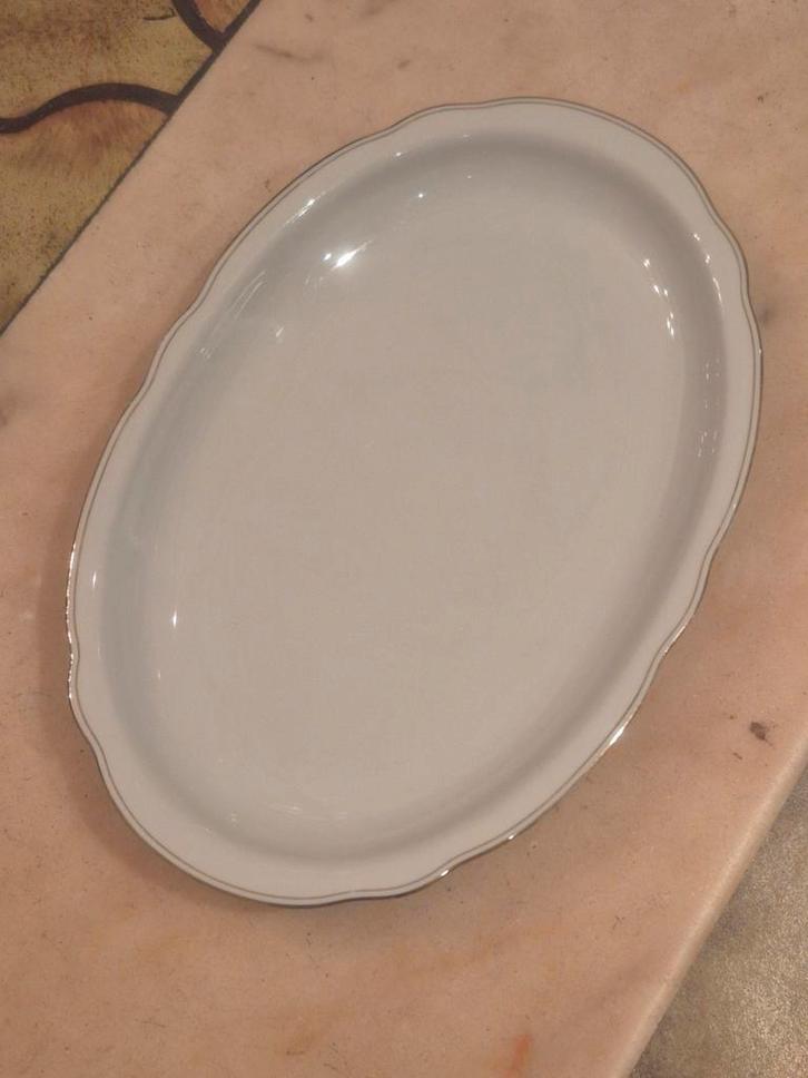 Assiette de service ovale vintage en porcelaine., Antiquités & Art, Antiquités | Services (vaisselle) pièces, Enlèvement