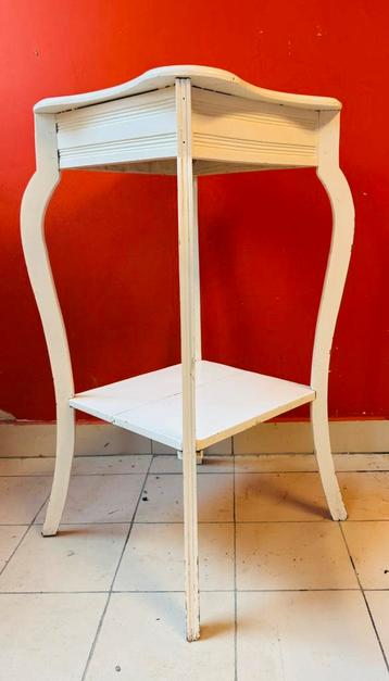 Kleine witte bijzettafel in vintage stijl beschikbaar voor biedingen
