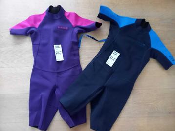 2 surfpakjes 7à8 j - wet suit - warmte in zee - NIEUWSTAAT beschikbaar voor biedingen