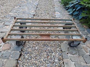 Vintage industriële palletkar / salontafel beschikbaar voor biedingen