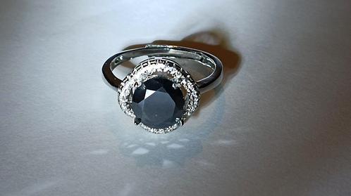 Massief zilveren ring met synthetische zwarte diamant, Handtassen en Accessoires, Ringen, Nieuw, Dame, Zwart, Zilver, Ophalen of Verzenden