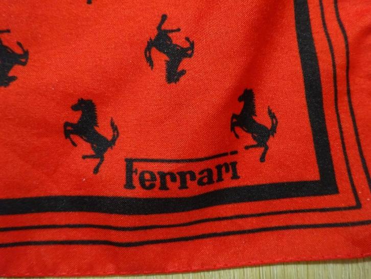 Zijden Ferrari sjaaltje vintage jaren 60/70, Verzamelen, Automerken, Motoren en Formule 1, Gebruikt, Auto's, Ophalen of Verzenden