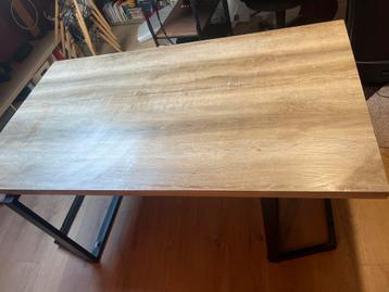 Tafel en stoelen  beschikbaar voor biedingen