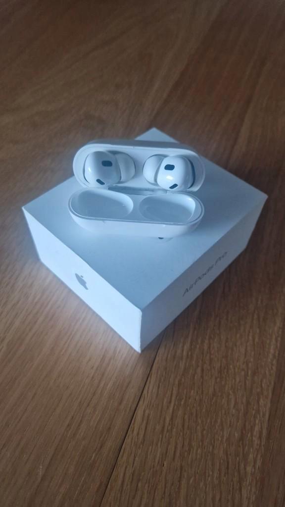 Apple AirPods Pro 2 – Complete set + NIEUWE eartips, Telecommunicatie, Mobiele telefoons | Oordopjes, Zo goed als nieuw, In oorschelp (earbud)