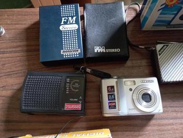 Veel vintage apparaten die moeten worden gereviseerd (radio, beschikbaar voor biedingen