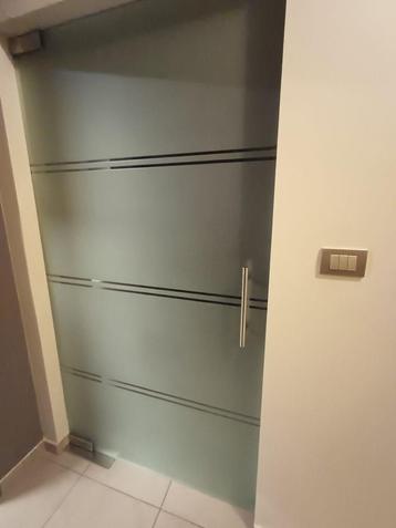 glazen deur beschikbaar voor biedingen