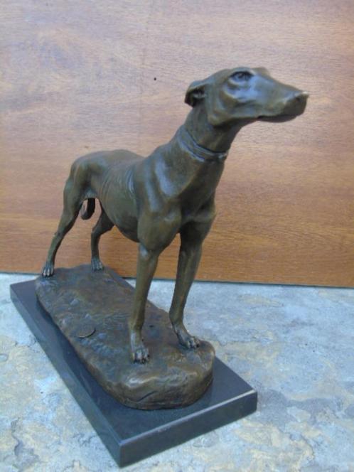 standbeeld van een windhond op marmer gesigneerd..., Antiek en Kunst, Antiek | Brons en Koper, Brons, Ophalen