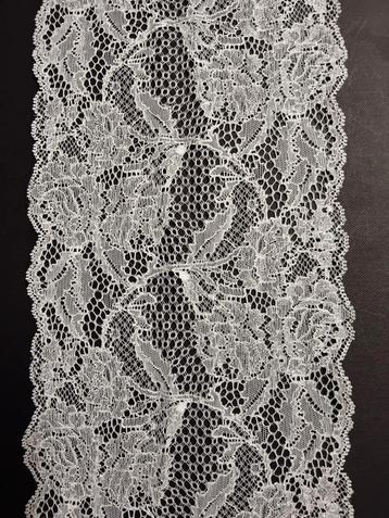 Mooi stuk kant  beschikbaar voor biedingen