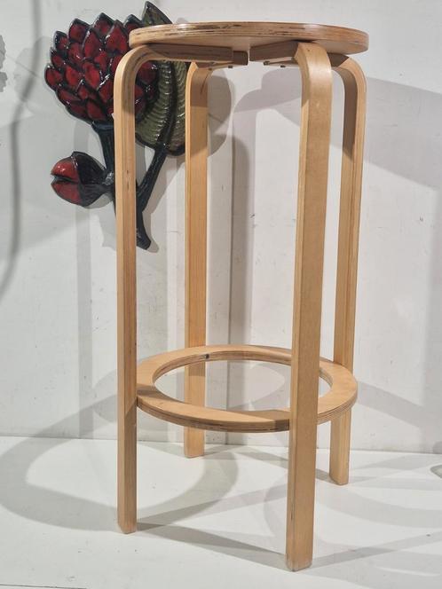 1 vintage bar kruk ,  stijl van Alvar Aalto , ikea frosta, Huis en Inrichting, Barkrukken, Zo goed als nieuw, 60 tot 90 cm, Hout