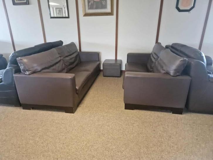 TAUPE BUFFELLEDEREN SALON MET POEF 3 EN 2 ZIT, Huis en Inrichting, Barkrukken, Gebruikt, Leer, Ophalen