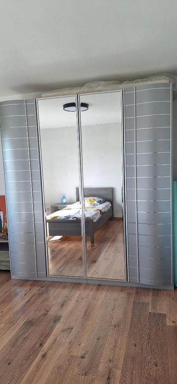 Kleerkast slaapkamer beschikbaar voor biedingen