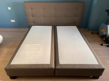 !! VERKOCHT !! Boxspring kleur taupe 180x200 disponible aux enchères