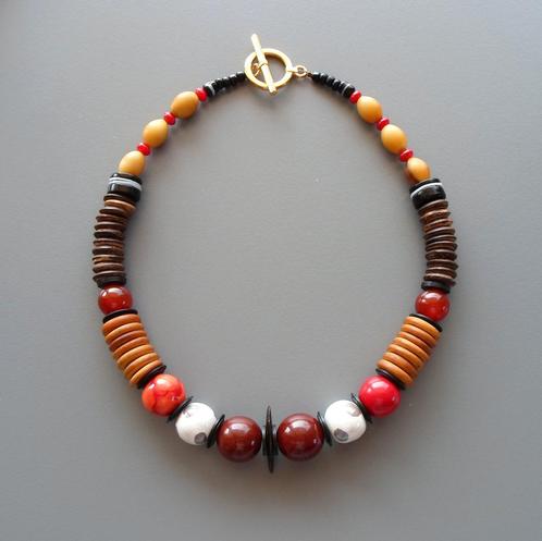 Afrikaanse halsketting in keramiek, koraal, bakeliet en koko, Handtassen en Accessoires, Kettingen, Nieuw, Steen of Mineraal, Rood