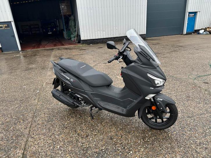 Sym Joymax z + 125cc matt zwart, Fietsen en Brommers, Scooters | SYM, Zo goed als nieuw, Overige modellen, Benzine, Ophalen