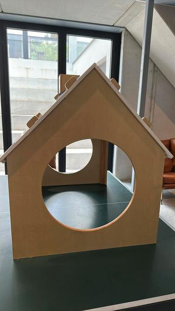 Houten speelhuisje van KidsIdee met als dak een krijtbord beschikbaar voor biedingen