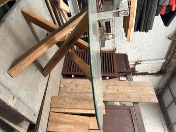 Prachtige glazen tafel beschikbaar voor biedingen