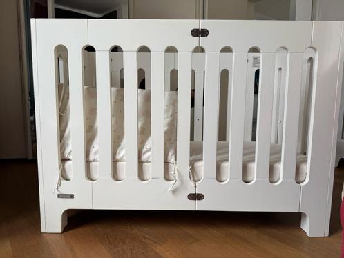Bloom Alma Papa Bed 0-4j 60x120cm (Opklapbaar, Massief Hout), Kinderen en Baby's, Babywiegjes en Ledikanten, Zo goed als nieuw