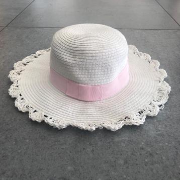 Witte zomerhoed met roze strik beschikbaar voor biedingen