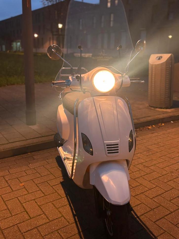 Gts Toscana, Fietsen en Brommers, Snorfietsen en Snorscooters, Zo goed als nieuw, Vespa, Benzine, Ophalen