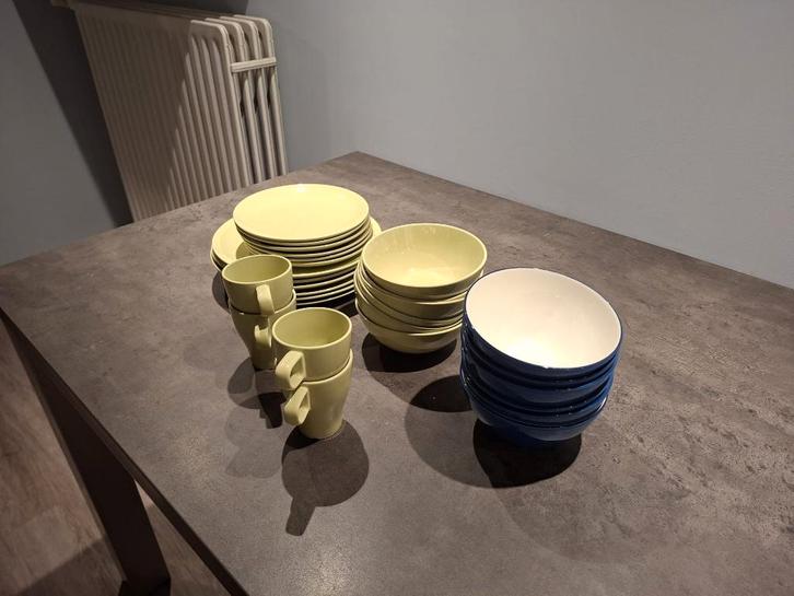 Serviesset – borden, tassen en kommen, Huis en Inrichting, Keuken | Servies, Gebruikt, Compleet servies, Effen, Aardewerk, Ophalen