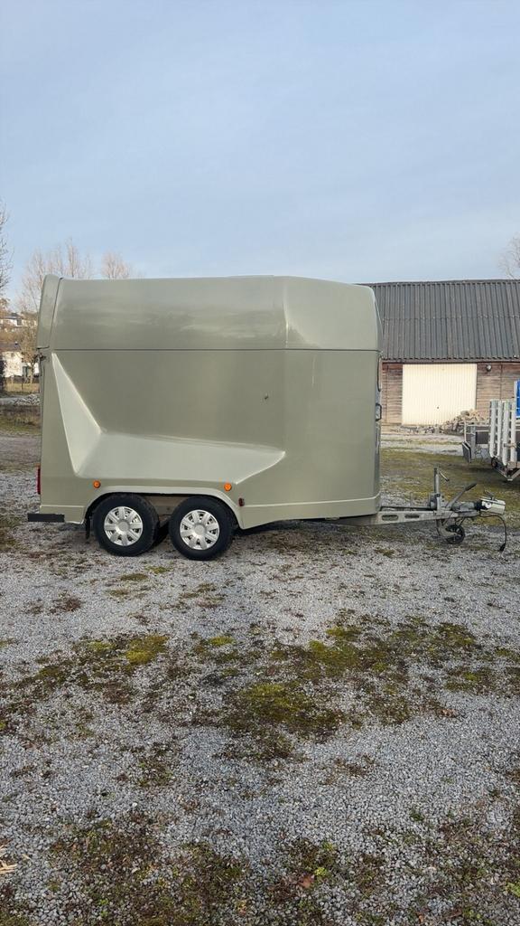 Paardentrailer (2 paards) te huur!, Dieren en Toebehoren, Paarden en Pony's | Trailers en Aanhangwagens, Zo goed als nieuw, 2-paards trailer