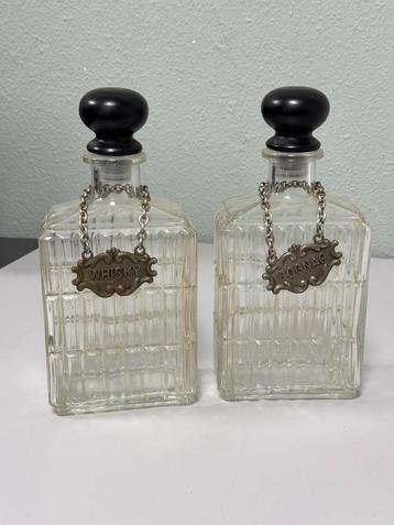 2 glazen karaffen met stoppen karaf + ketting Cognac Whisky beschikbaar voor biedingen