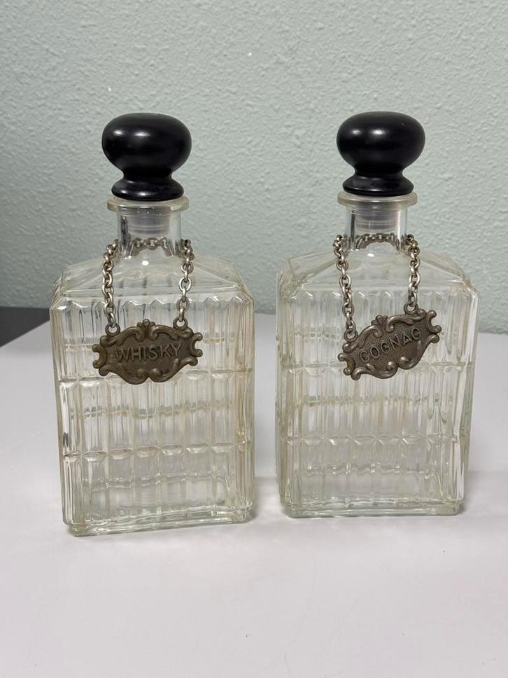 2 glazen karaffen met stoppen karaf + ketting Cognac Whisky, Verzamelen, Glas en Drinkglazen, Zo goed als nieuw, Ophalen of Verzenden