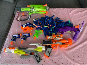 6 Nerf pistolen, 2 Nerf kruisbogen en vel pijltjes, Enlèvement ou Envoi, Comme neuf