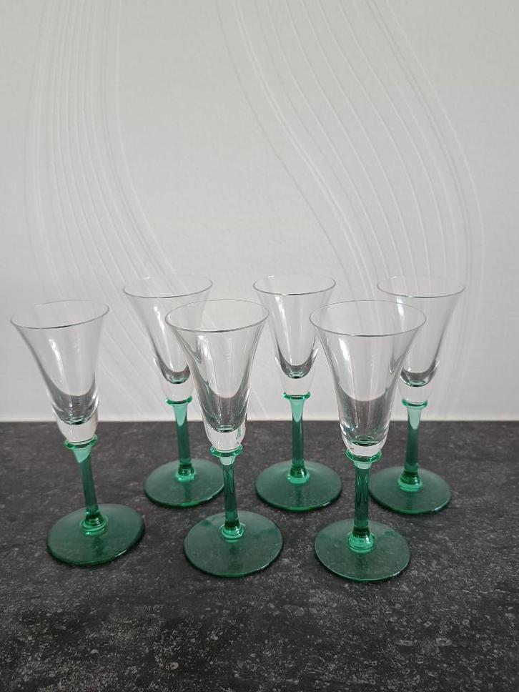 6 borrelglaasjes met groene voet. Hoogte: 12,50 cm., Verzamelen, Glas en Drinkglazen, Zo goed als nieuw, Borrel- of Shotglas, Ophalen of Verzenden