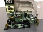 CATERPILLAR D8R MILITAIRE VERSIE - SCHAAL: 1/50, Hobby en Vrije tijd, Modelauto's | 1:50, Verzenden, Nieuw, Hijskraan, Tractor of Landbouw