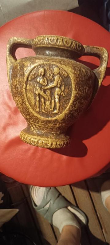 An antique clay vessel of unknown origin, en erotic scene. beschikbaar voor biedingen