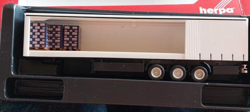 H0LK 0418 OPEN GORDIJLTRAILER EN PALLETS GOEDEREN 1/87, Hobby en Vrije tijd, Modelauto's | 1:87, Nieuw, Bus of Vrachtwagen, Herpa