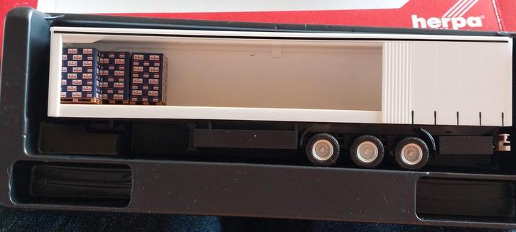 H0LK 0418 OPEN GORDIJLTRAILER EN PALLETS GOEDEREN 1/87, Hobby en Vrije tijd, Modelauto's | 1:87, Nieuw, Bus of Vrachtwagen, Herpa